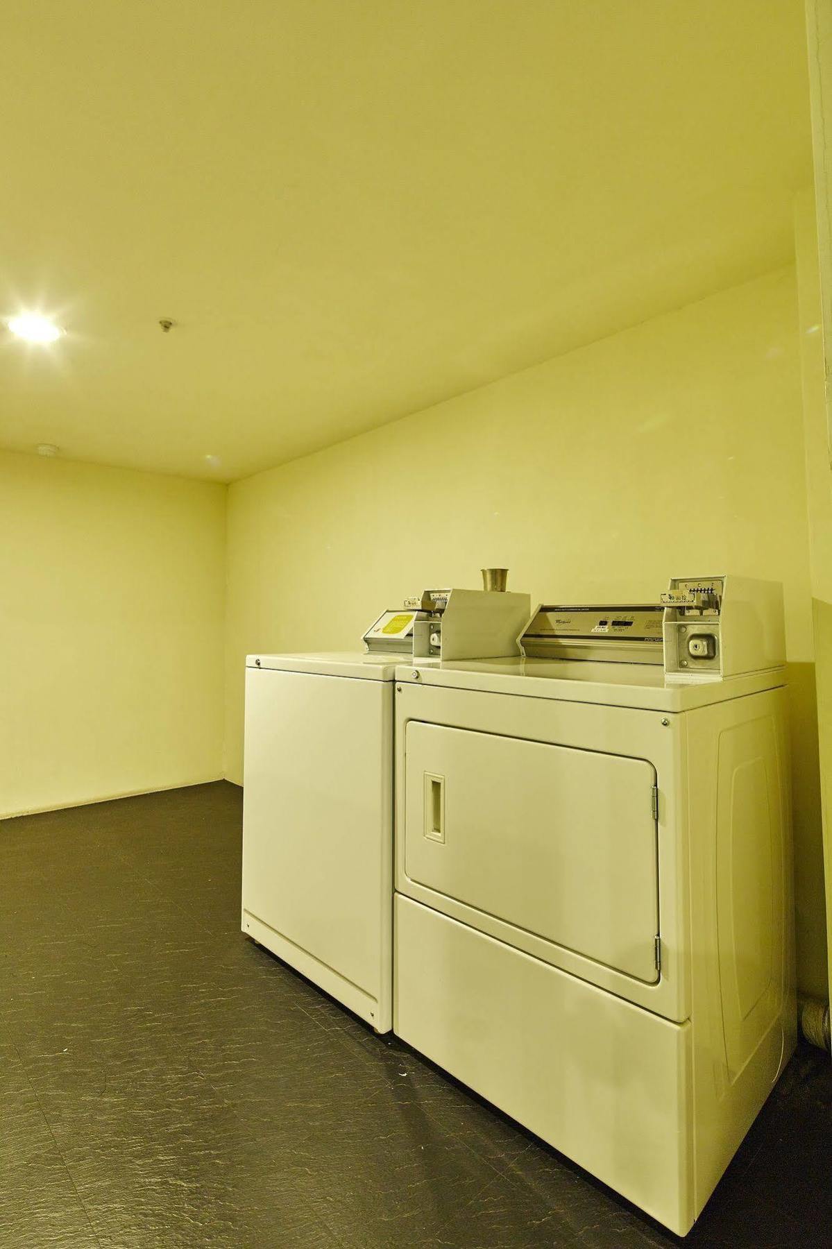 Single Inn- Kaohsiung Linsen Екстер'єр фото